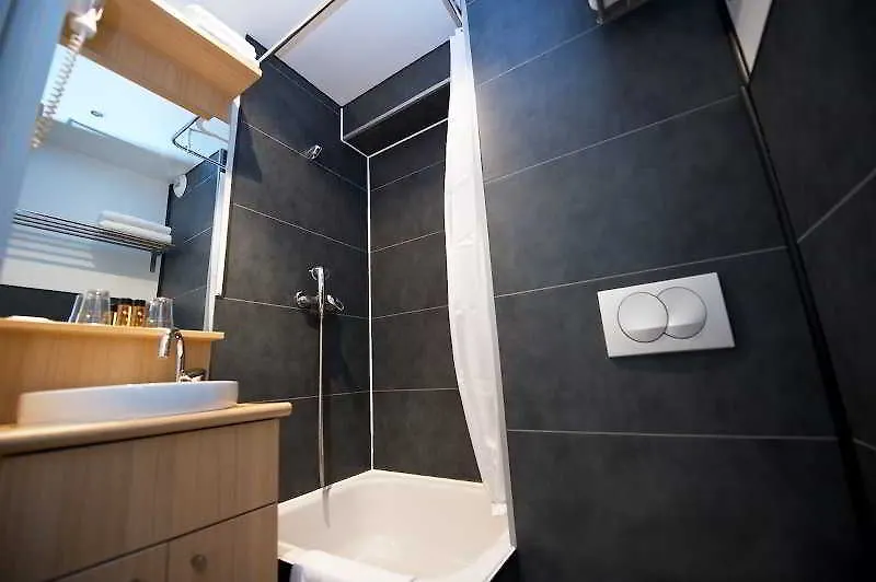 Staycity Aparthotels Paris Gare De L'Est 3*,